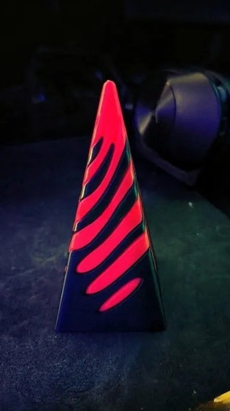 Sculpture de passage de la pyramide impossible