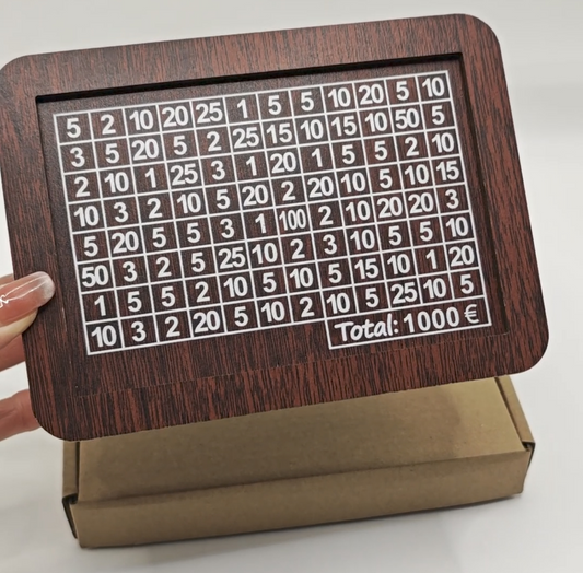 Tirelire en bois avec figures gravées