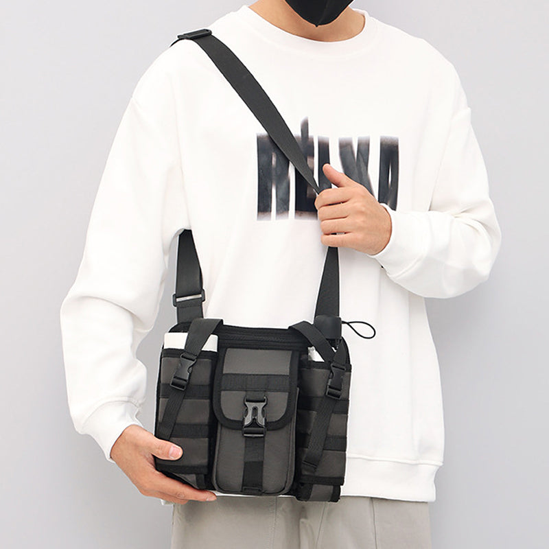 Sac de voyage extérieur d'âge moyen et âgé