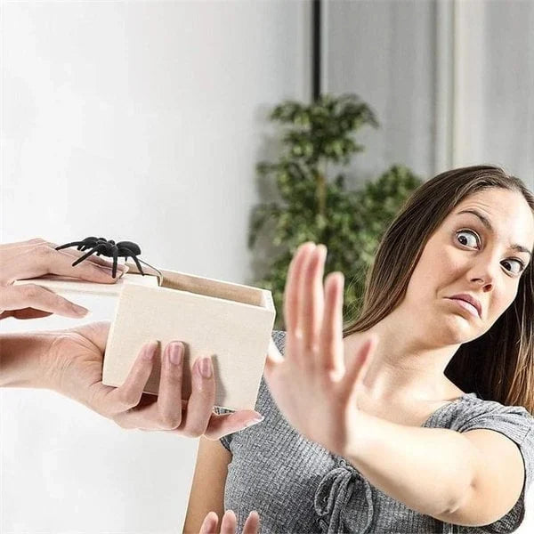 Boîte Effrayante en Bois (Style Aléatoire)